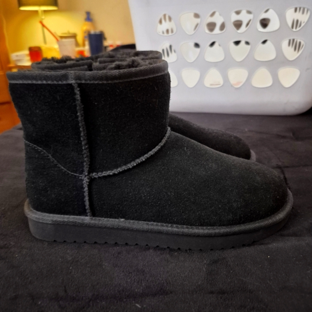 Youth uggs size 4.